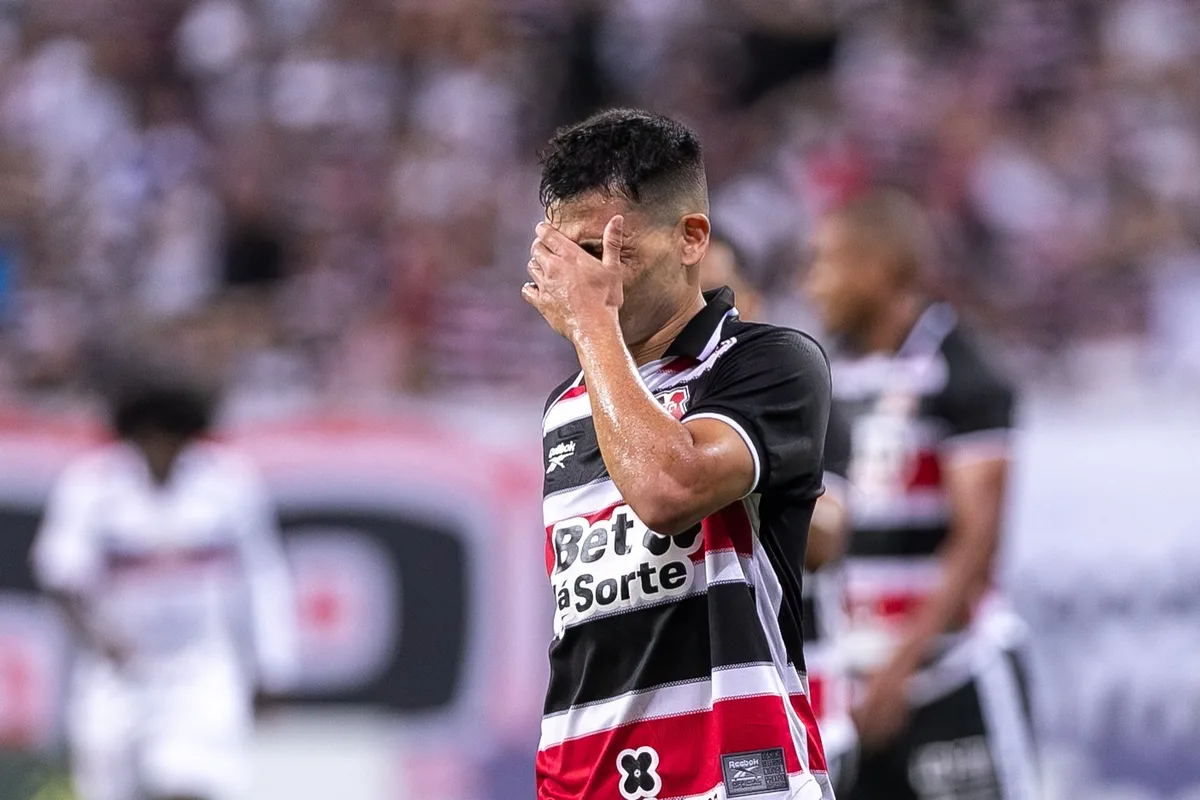 Atacante do Santa se irrita com pergunta após derrota: "Parece sempre ter uma tempestade"