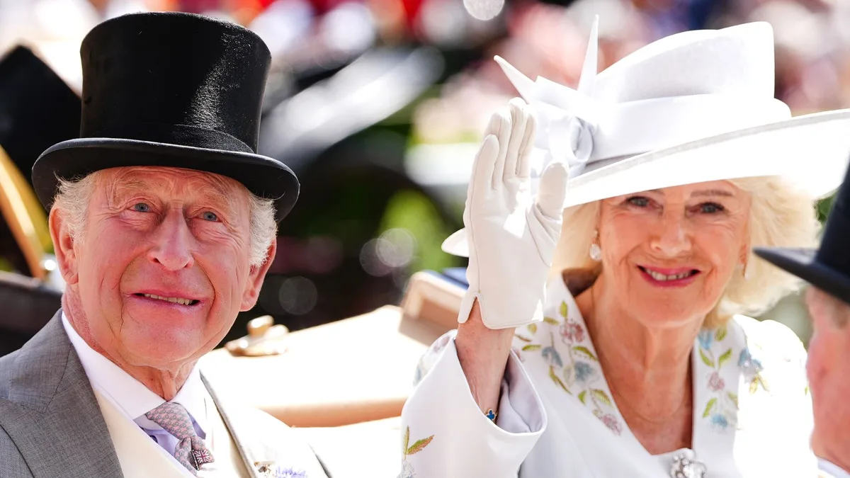 Se revela el viaje sorpresa del rey Carlos al extranjero mientras el príncipe Harry y Meghan Markle aterrizan en el Reino Unido