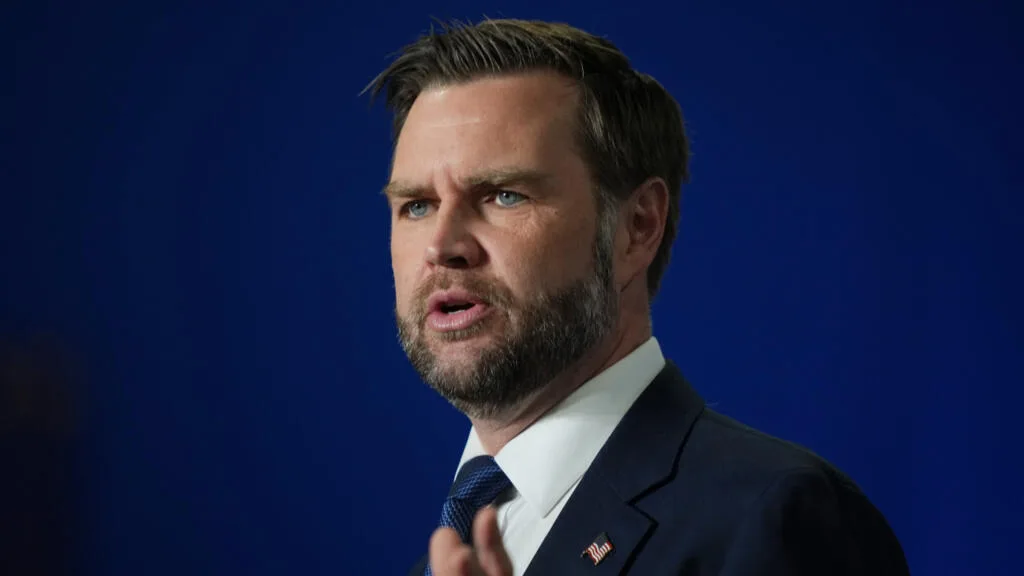 États-Unis: à la convention républicaine, J.D. Vance s'affiche comme un potentiel successeur de Trump