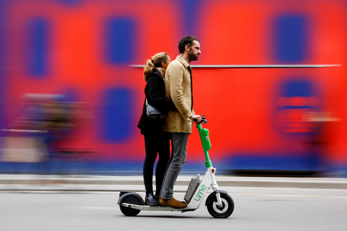 Patinete elétrico ou moto: estudo encontra diferença surpreendente nas lesões após acidentes