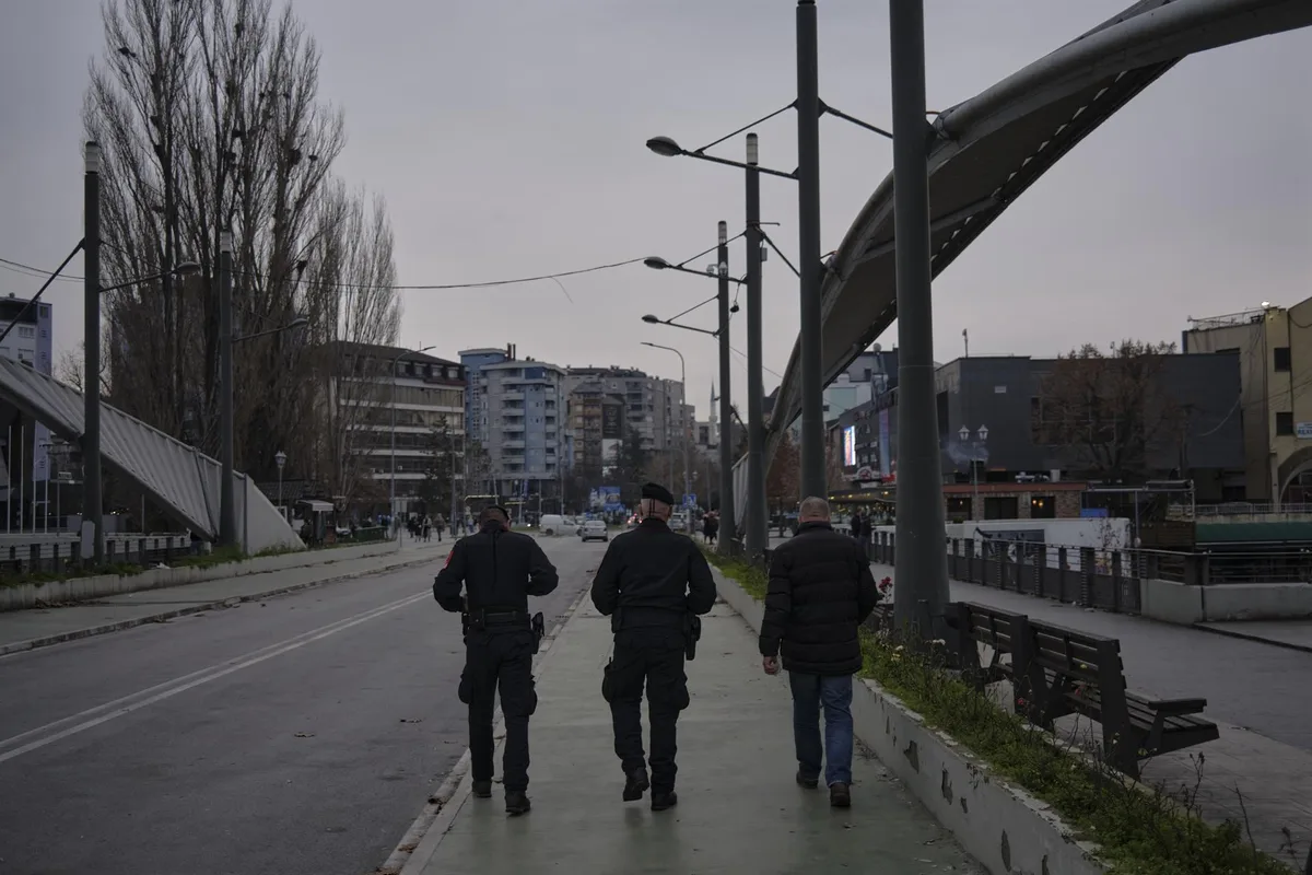 Serbia pide a la misión de la OTAN en Kosovo que reconsidere su retirada del puente Ibar de Mitrovica