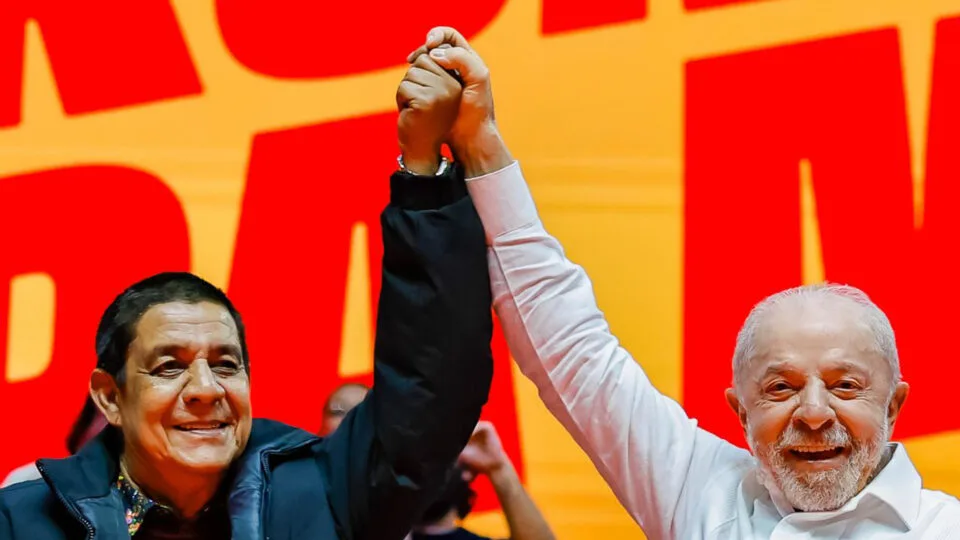 Ao lado de artistas Lula sugere mudança na Constituição para blindar políticas culturais