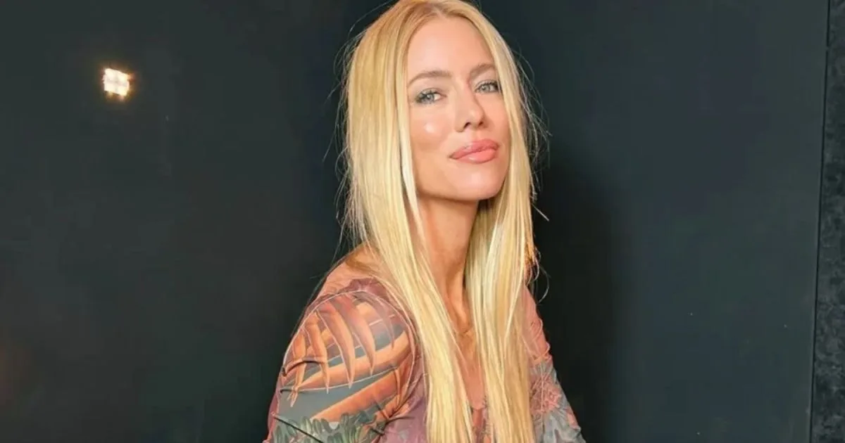 El vestido dorado que eligió Nicole Neumann: bordados, corset strapless y blazer blanco