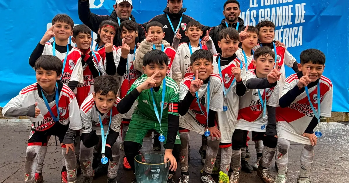 Dos títulos de las Infantiles de River en un reconocido torneo juvenil organizado por Atlético Rafaela