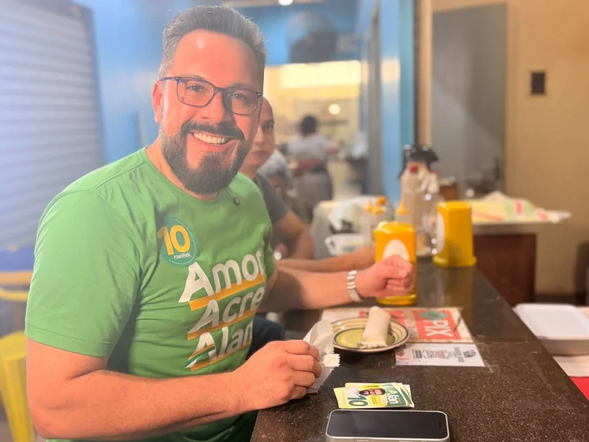 Alan Rick come tapioca, ouve comerciantes e comenta fechamento da lotérica no Rui Lino