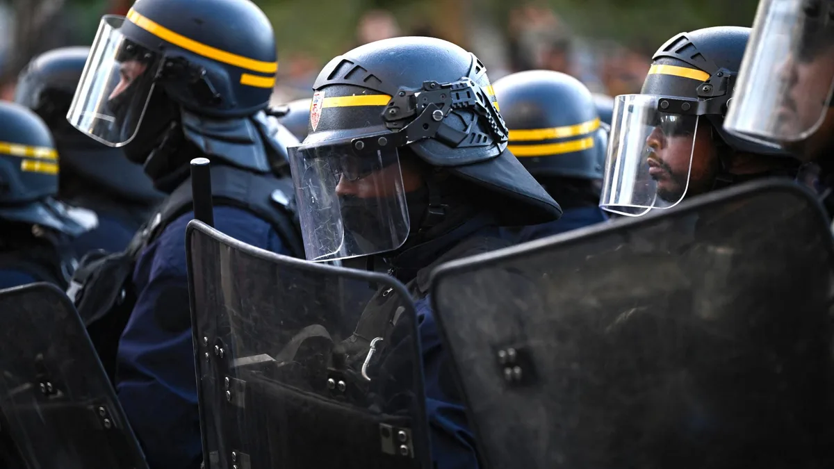 Une manifestante soutenant les lycéens porte plainte contre un policier pour agression sexuelle à Paris