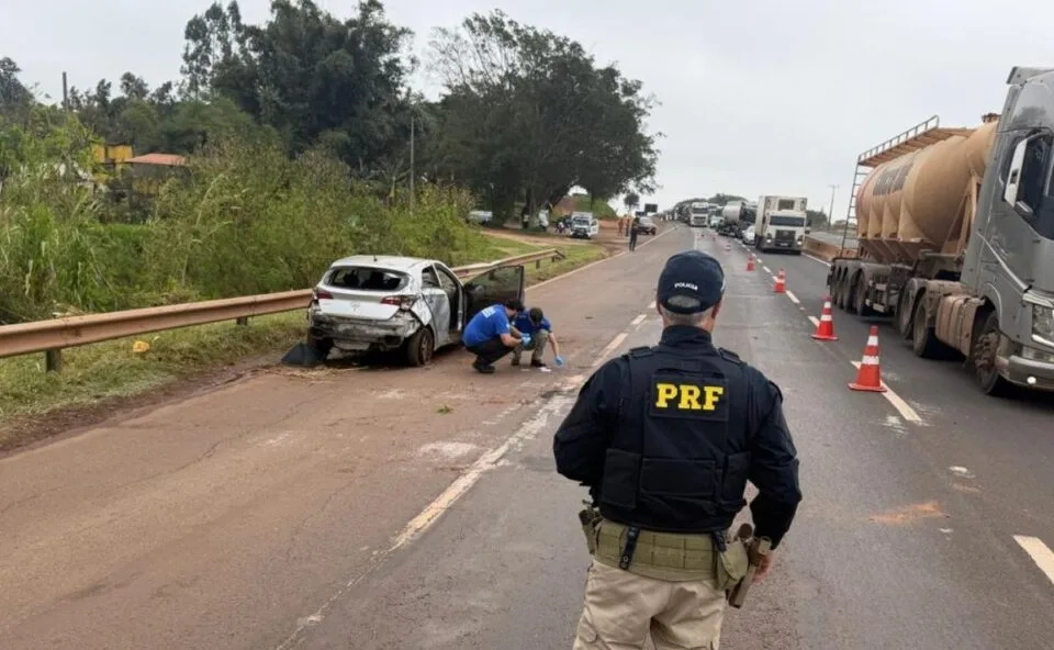 Câmera flagra momento em que carro capota e mata três mulheres na BR-376; veículo ficou submerso em valeta