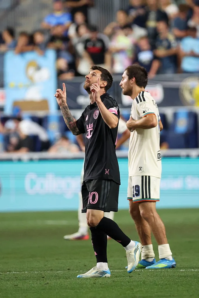Messi marca primeiro gol após morte do pai e faz homenagem na comemoração