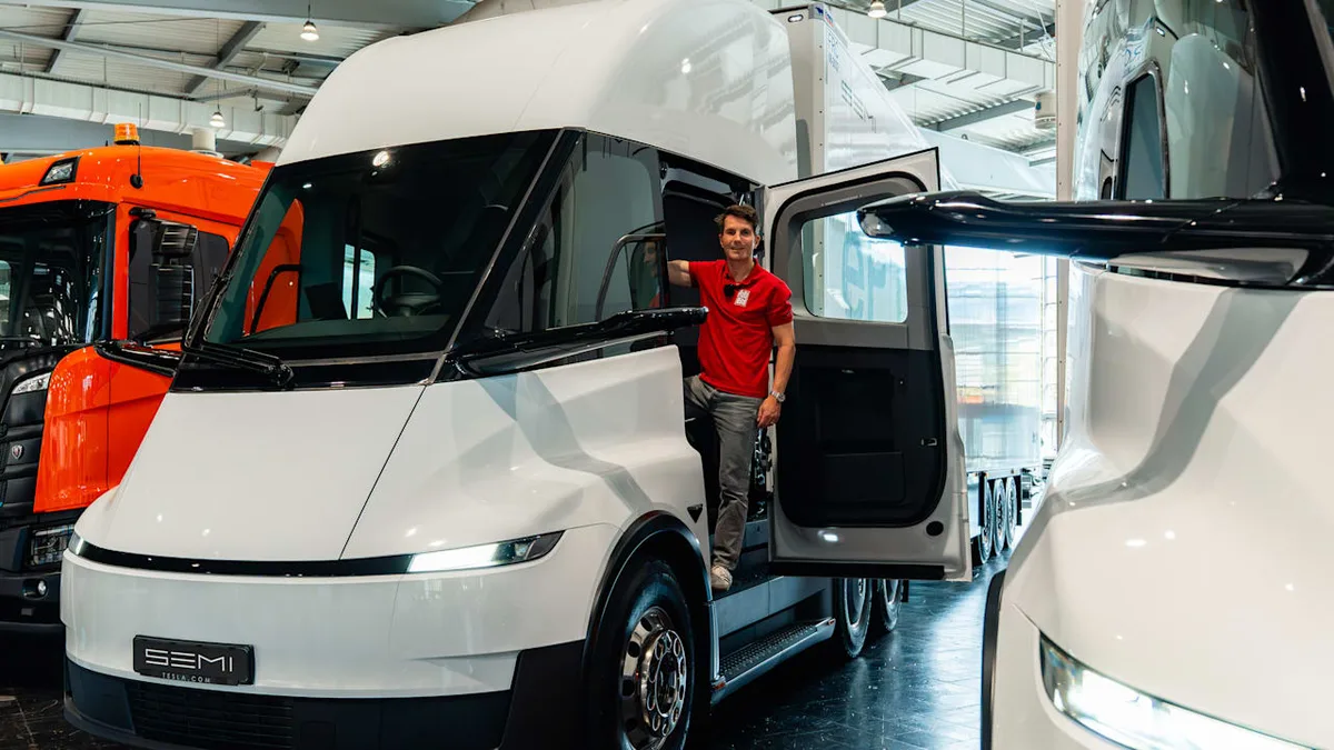 BILD fährt im Semi-Truck - Teslas Sattelschlepper: Mächtig gewaltig, aber flüsterleise