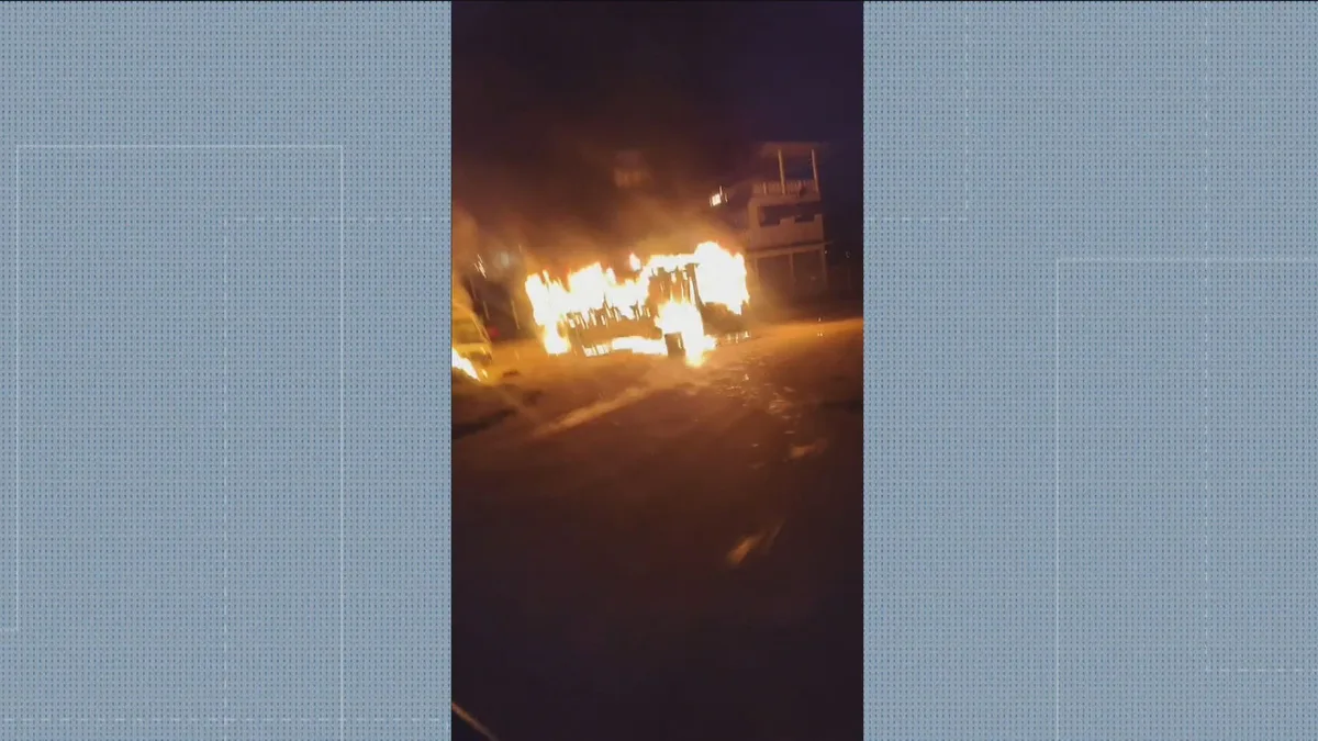 Após operação da PM com 2 mortos na Taquara, criminosos incendeiam e depredam ônibus
