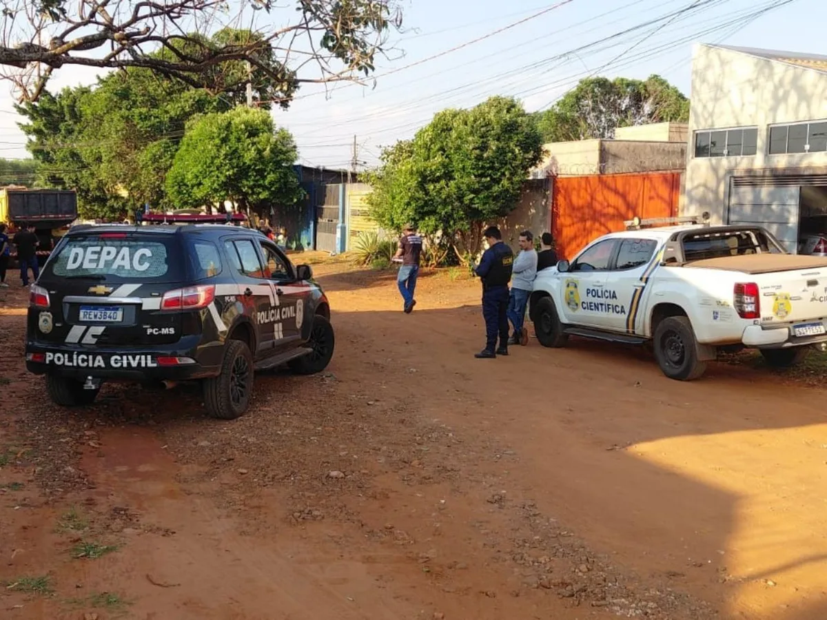 Homem é assassinado a facadas e encontrado embaixo de árvore em Campo Grande