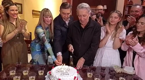 Juan Ferrara sigue sembrando éxitos; celebró dos años de que "No te vayas sin decir adiós" se mantenga en cartelera
