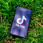 Feed sem cadastro e falhas na verificação de idade levam ANPD a multar TikTok em R$ 153,7 mi