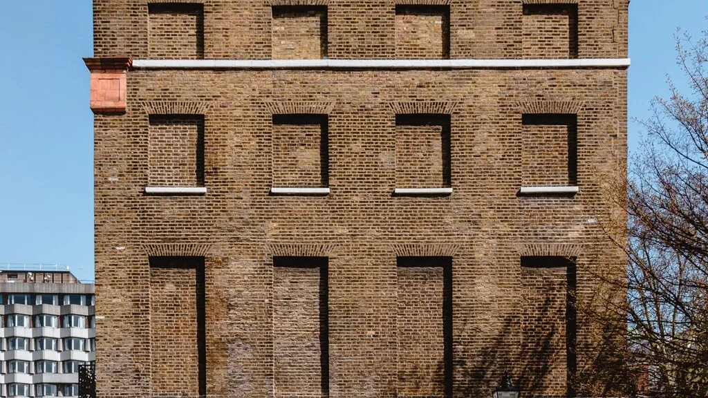 En 1696, el rey de Inglaterra puso un impuesto a las ventanas. Lo que pasó acto seguido no sorprendió a nadie