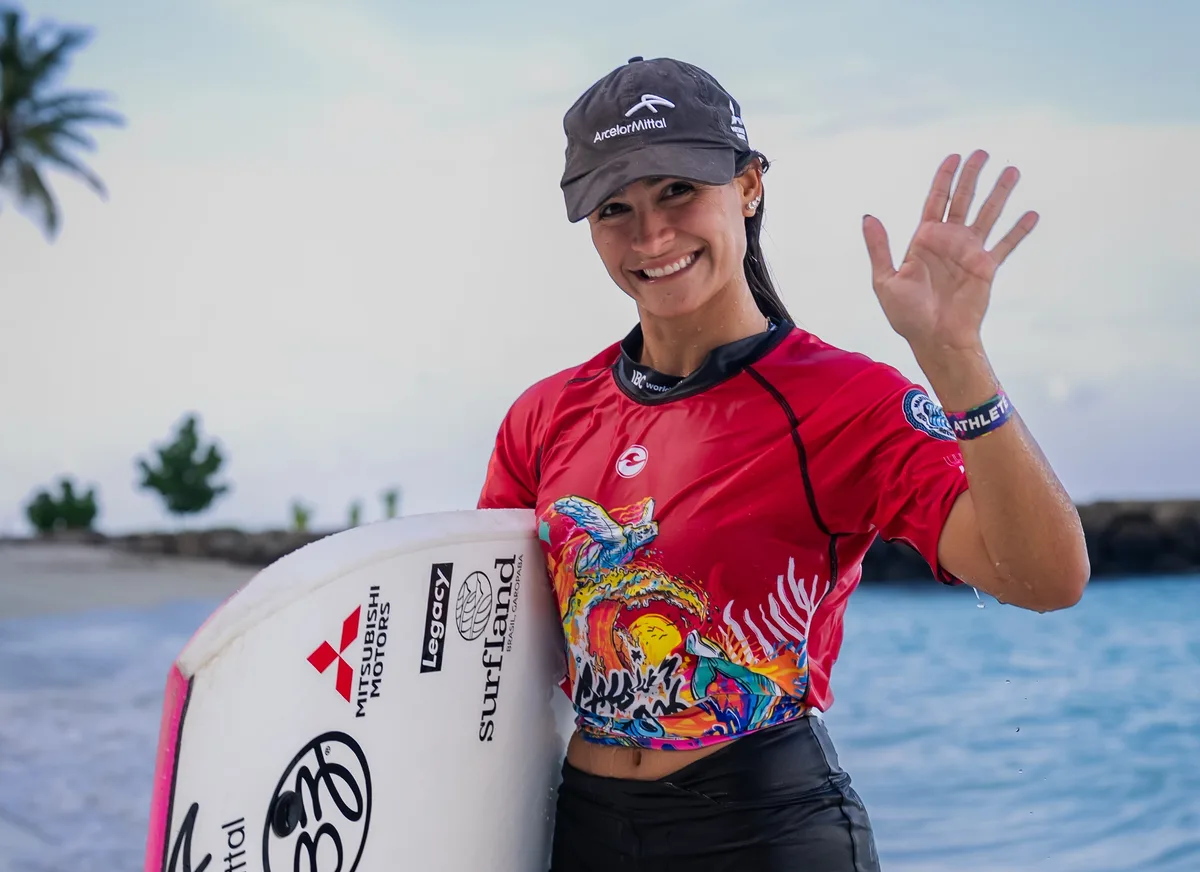 Capixaba Luna Hardman avança à semifinal nas Maldivas como única brasileira na disputa pelo título