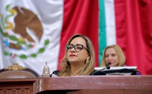 PAN ve positiva iniciativa de Brugada sobre derechos digitales; pide legislación “seria” para prohibir celulares en escuelas