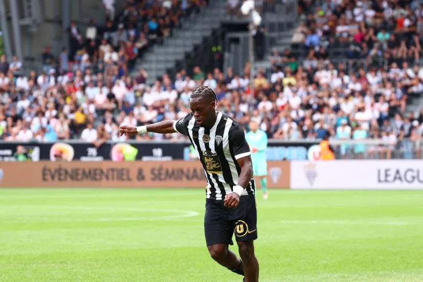 Mercato : le défenseur Jacques Ekomié vendu par Angers à Wrexham