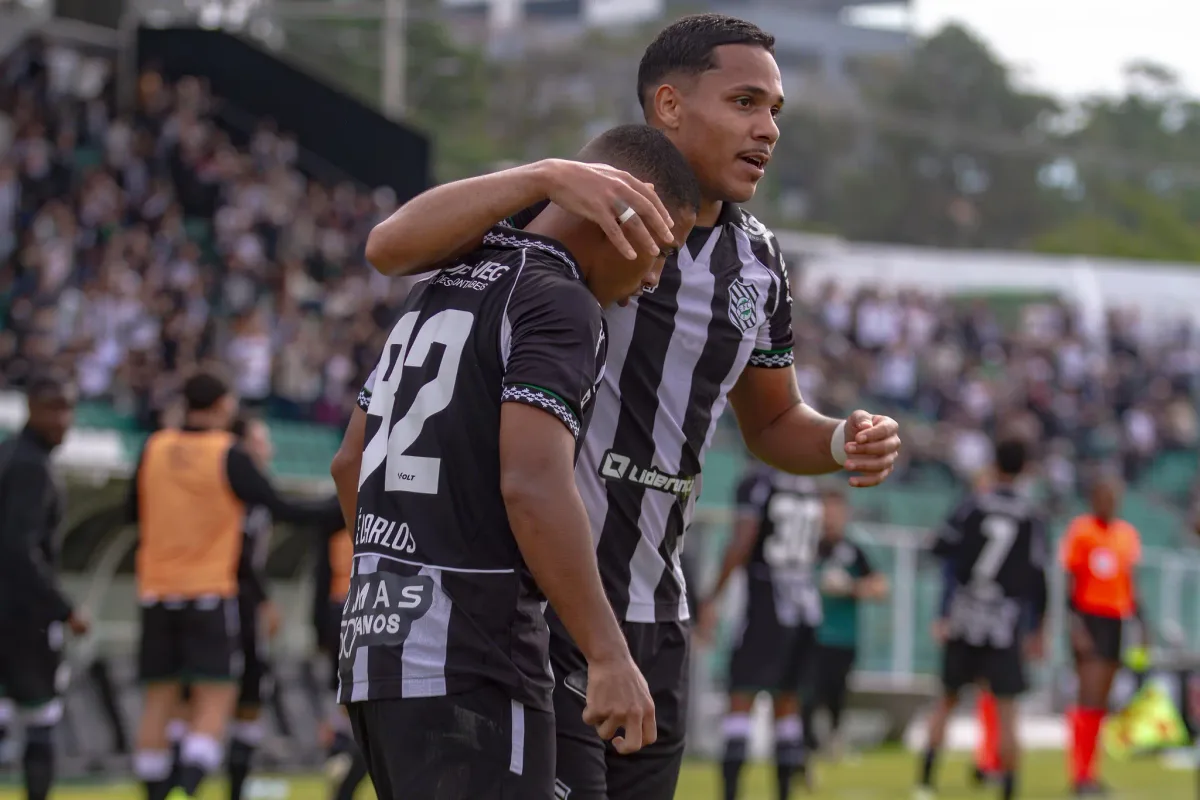 Figueirense bate Caxias de virada e se aproxima do G8 da Série C