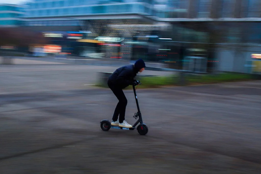 Intentó robar un radar subido a un patinete y ahora se enfrenta a una pena de dos a cuatro años de cárcel