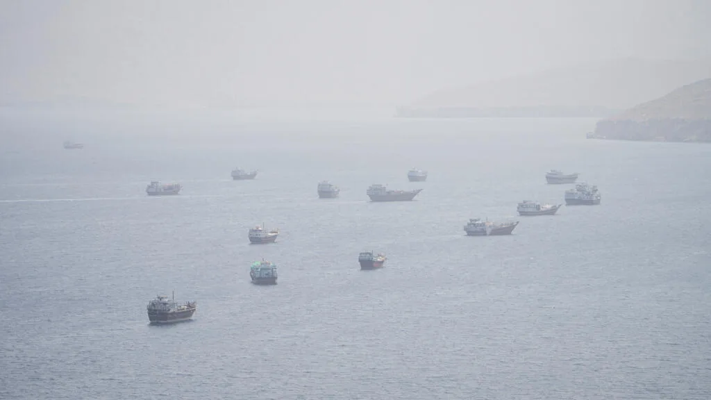 Estreito de Ormuz: ataque a navio cargueiro agrava tensão entre Irã e Estados Unidos