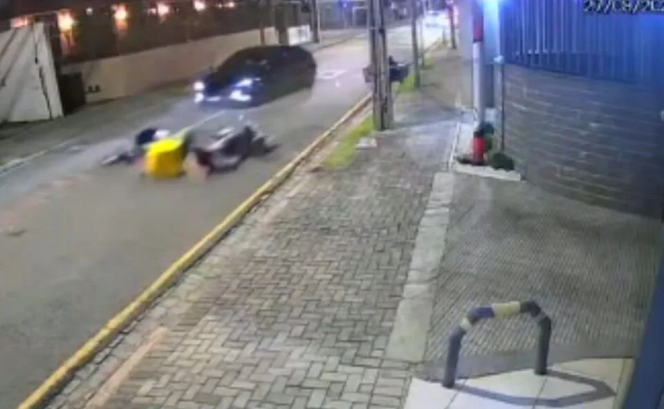 Vídeo mostra carro atropelando motoboy e ‘empurrando’ moto em Curitiba; motorista foge e rapaz cria vaquinha para voltar ao trabalho