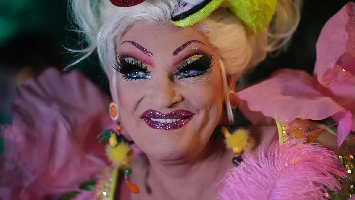 Ortsrat entscheidet: Neuer Name für Dorfplatz - Dragqueen Olivia Jones ist dafür