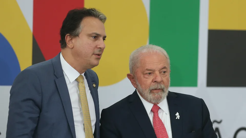 Líder do PT no Senado contraria governo e protocola emenda para reduzir maioridade penal