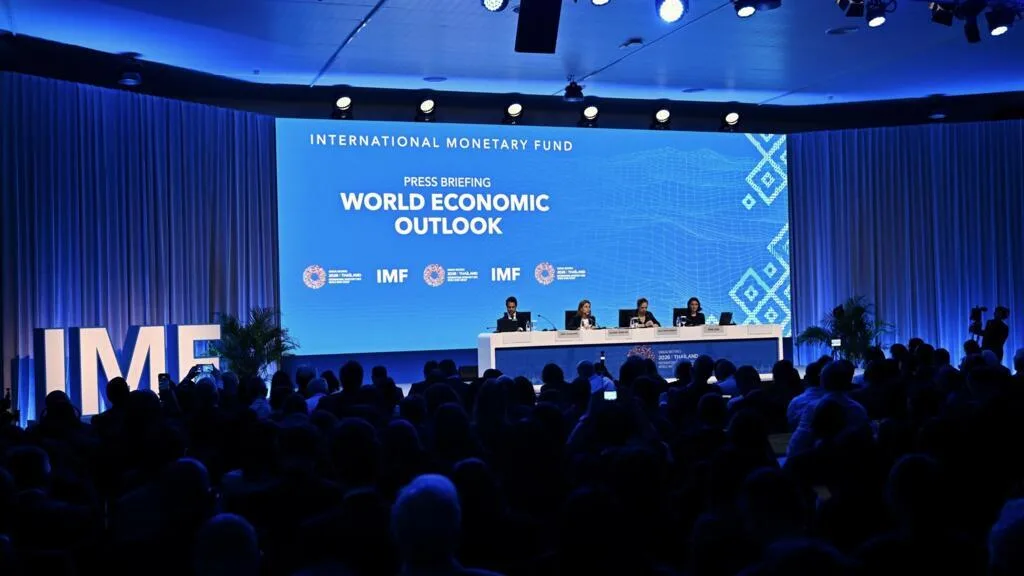 Le FMI relève sa prévision 2026 pour l'économie mondiale, mais l'abaisse pour la France