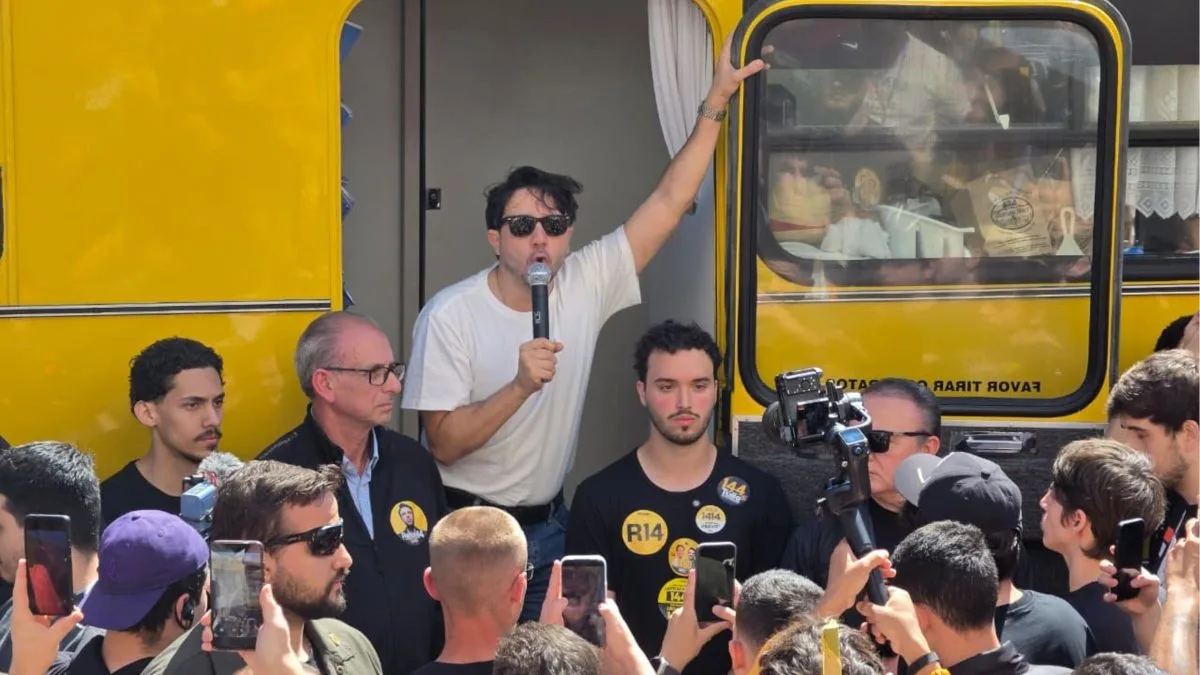 ‘Cidade bonita, mas vota mal’: a bordo de Mercedes dos anos 80, Renan Santos visita maior cidade do Oeste