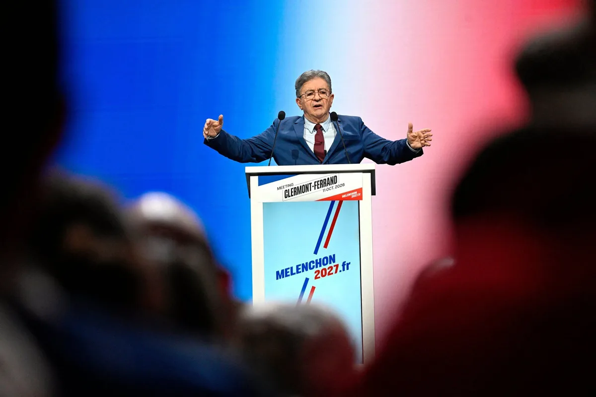 À Clermont-Ferrand, Mélenchon cible la macronie et courtise la jeunesse