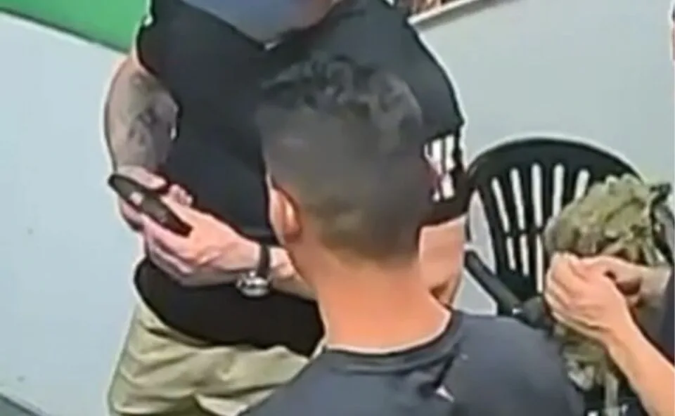 Homem é atingido por tiro acidental no tórax dentro de clube de tiro em Toledo; vídeo mostra o momento