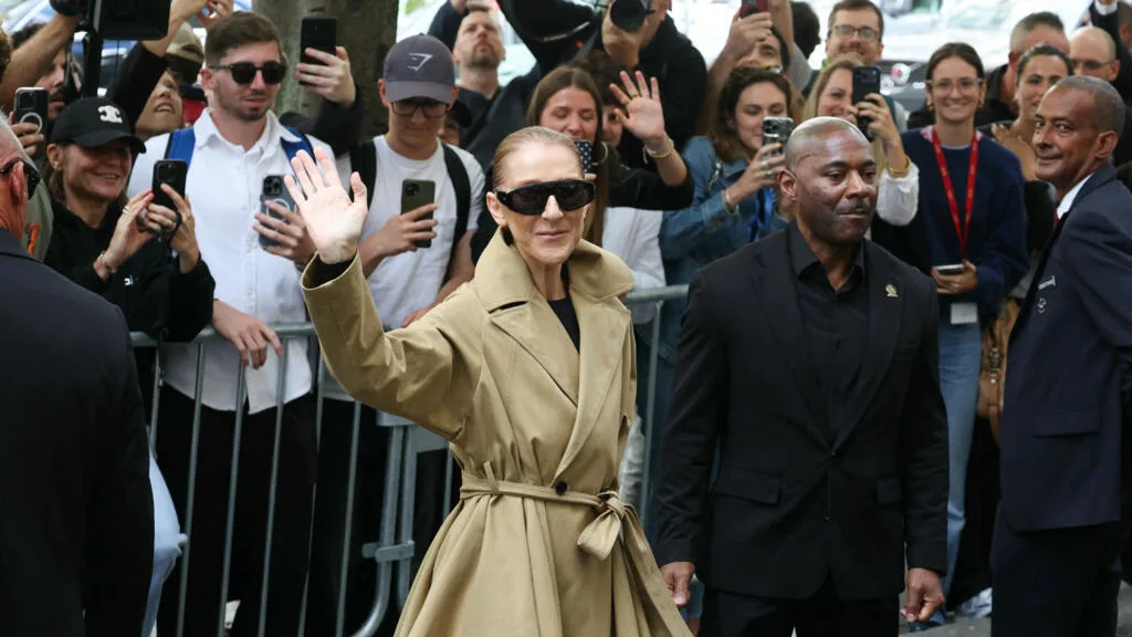 Após seis anos longe dos palcos, Céline Dion chega a Paris para série de shows