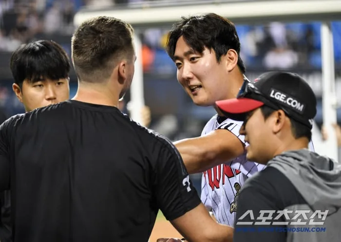 [포토] LG 톨허스트-손주영, 승리 지켜줘서 고마워