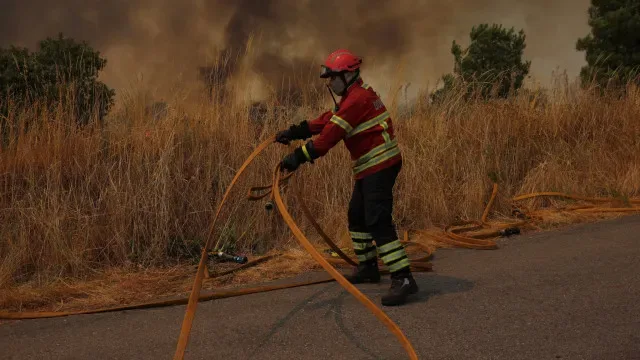 Fogo em Santo Tirso com duas frente ativas que estão a ceder