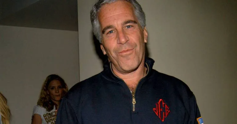 Epstein acusado de acumular e divulgar pornografia infantil