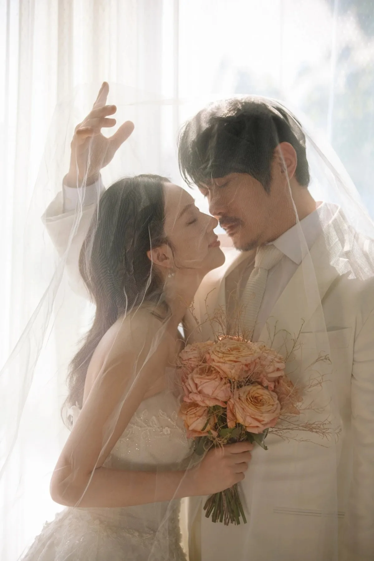 KCM, 15년 기다린 결혼식…♥아내와 웨딩화보 공개