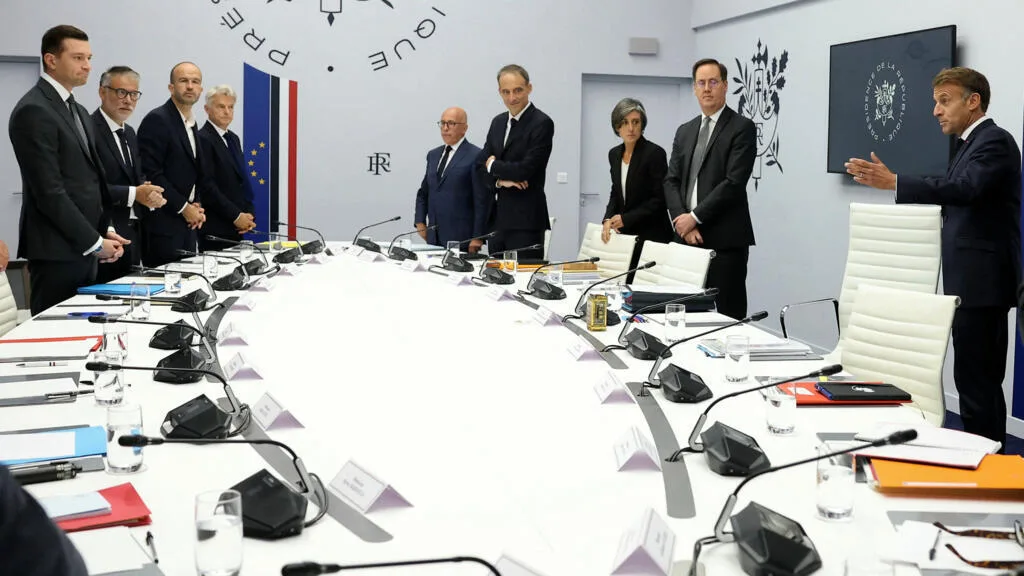 France : une réunion des partis "nécessaire pour la qualité du débat démocratique"