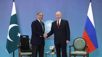 Путин кратко побеседовал с премьером Пакистана Шарифом в Бишкеке