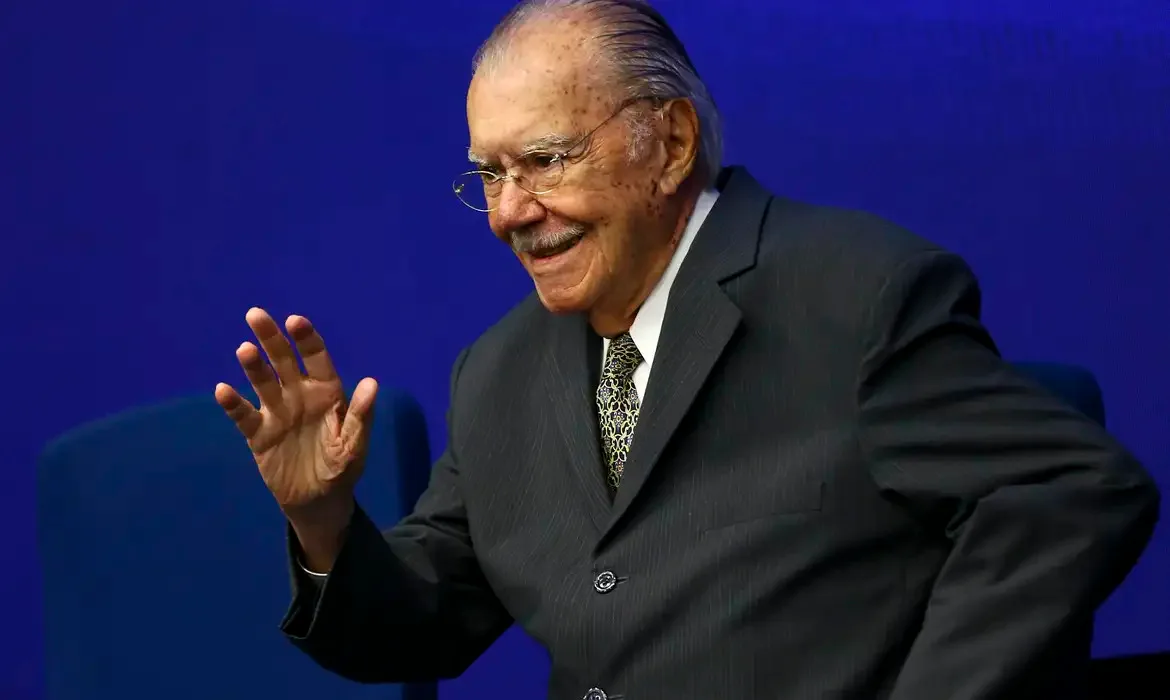 Ex-presidente José Sarney recebe alta após nove dias de internação