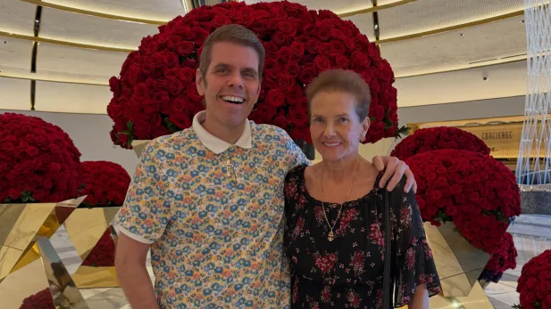 Mãe de Perez Hilton toma decisão sobre guarda dos três filhos do influenciador após internação Mãe de Perez Hilton pede guarda temporária dos três filhos após internação do influenciador (Foto: Reprodução/Instagram)