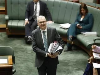 L’Australie annonce restreindre les visas étudiants et vacances-travail et prévoit une rétention en cas de visas périmés