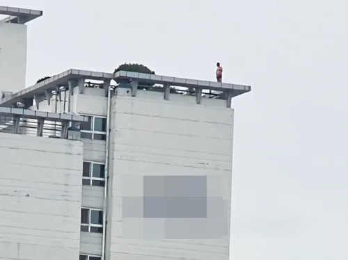 의정부 아파트 옥상서 투신 소동…4시간 넘게 대치 중