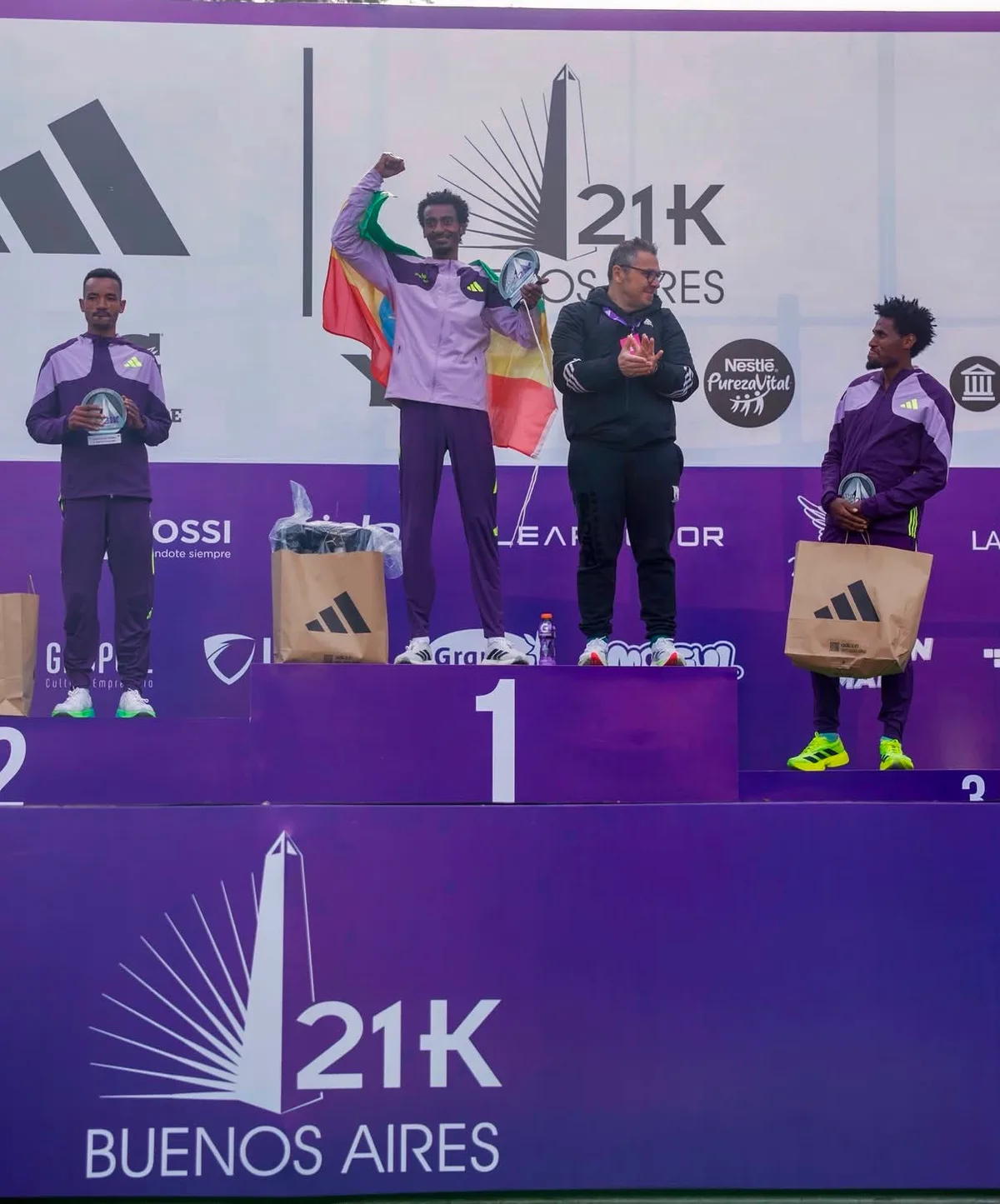 Etíope bate recorde mundial e corre meia maratona abaixo dos 57 minutos