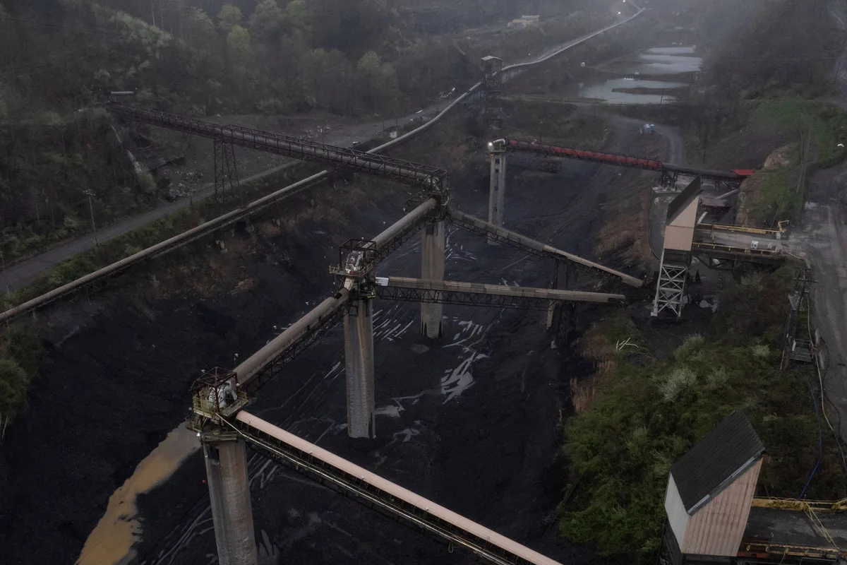 Governo Trump acaba com limite a emissões de carbono de usinas de energia