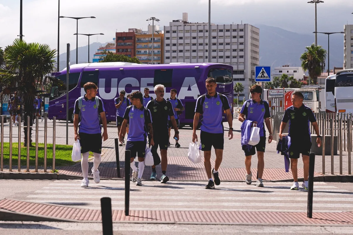 Un menor marroquí viaja durante horas de polizón en el autobús del Real Valladolid desde Ceuta