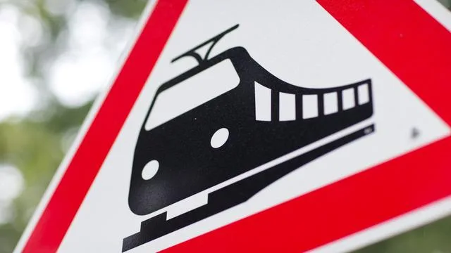 Bahnunfall: 90-Jährige umfährt Schranke und kollidiert mit Zug