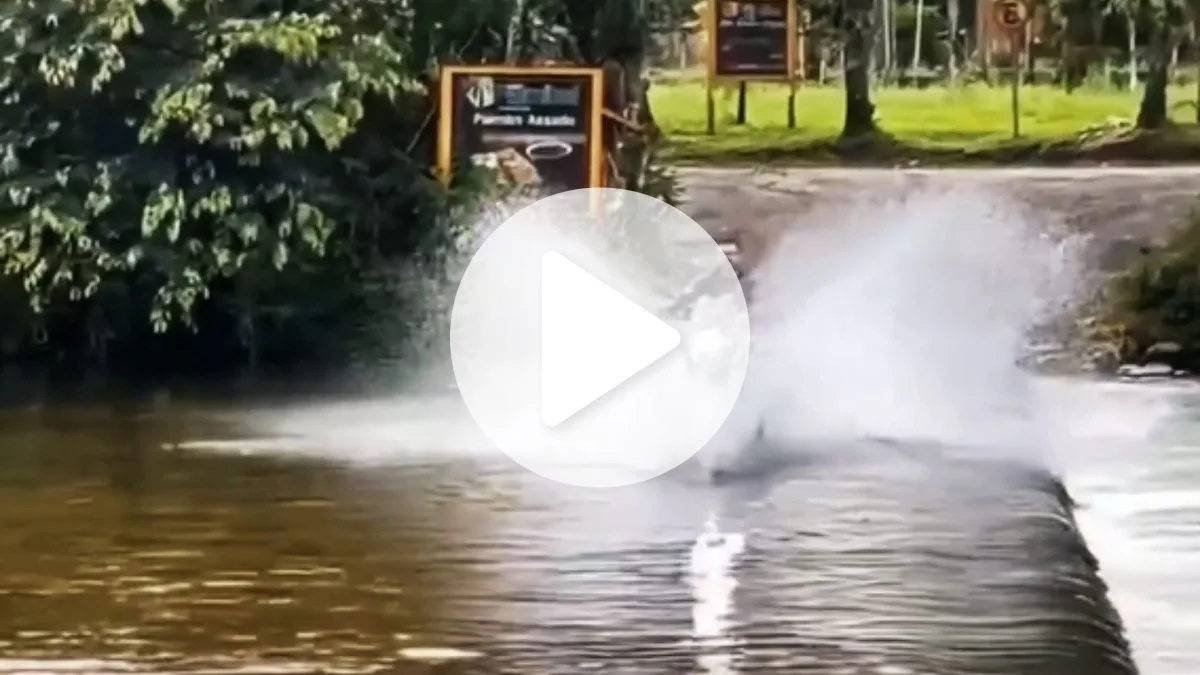 Motociclista desafia a correnteza e fica sobre as águas em ponte ‘invertida’, mas flagra termina de forma inusitada em SC; confira o vídeo