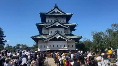 Japan: Menschen ziehen Hunderte Tonnen schweren Turm