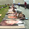 Artistas fazem retratos a giz dos passageiros e tripulantes do voo 93 para assinalar os 25 anos do 11 de Setembro