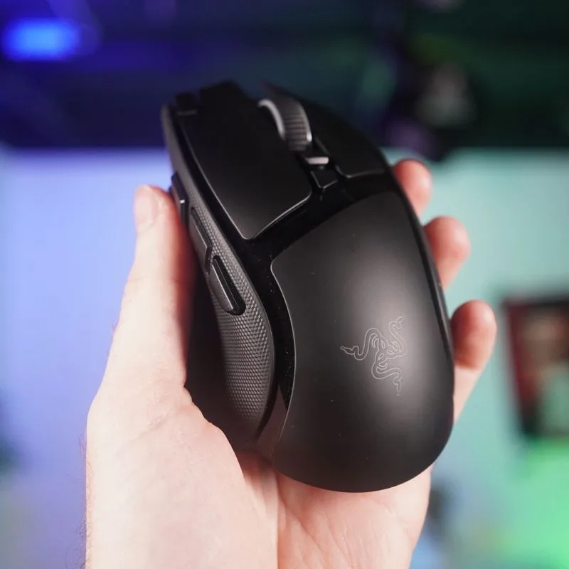 Test Razer Basilisk V4 Pro : la souris gaming ergonomique revient plus en forme que jamais